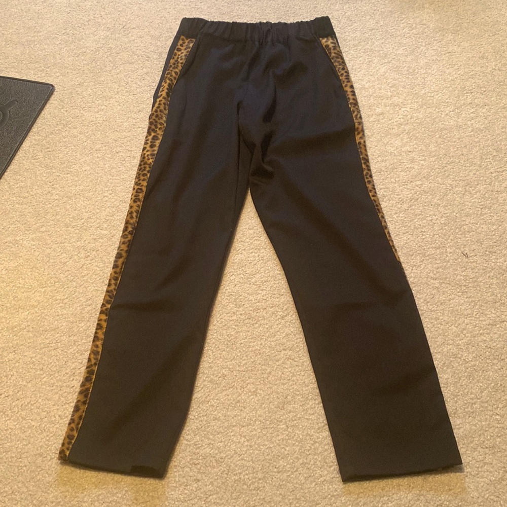 Slim black pants with leopard stripe